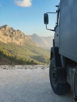  mercedes ln2 1124af expedition truck