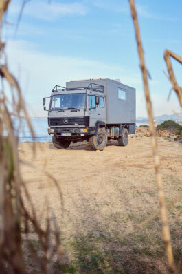 mercedes ln2 1124af expedition truck