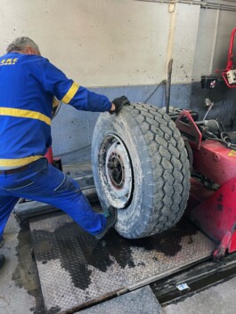  mercedes ln2 1124af expedition truck