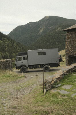 mercedes ln2 1124af expedition truck